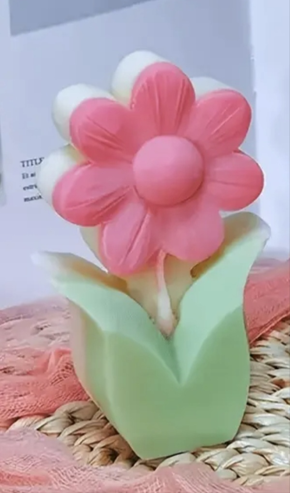 Daisy flower pillar candle